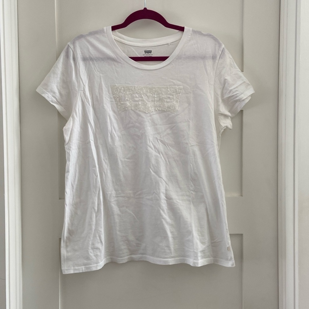 White Levi tshirt. Size XL excellent condition​​​​​​